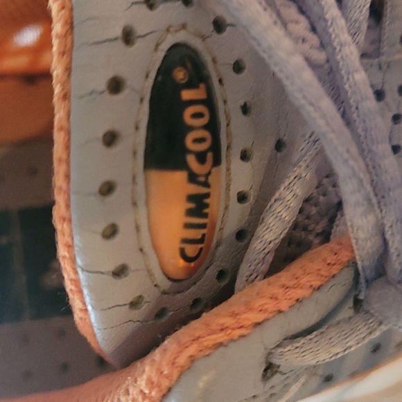 Adidas Ladies GOLF SHOES, Climacool, Size 7 white,  Gray and orange trim - Picture 3 of 9